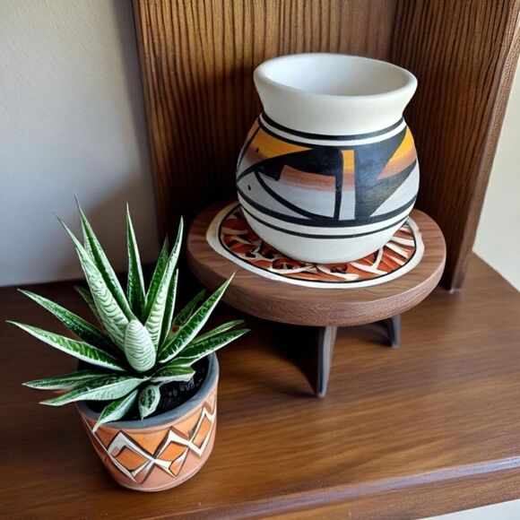 Vintage Native American Signed small Southwestern Pottery Vessel - Picture 10 of 10